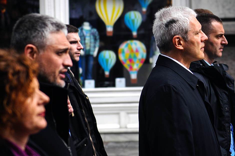 Vučić položio venac, građani šetali za Zorana