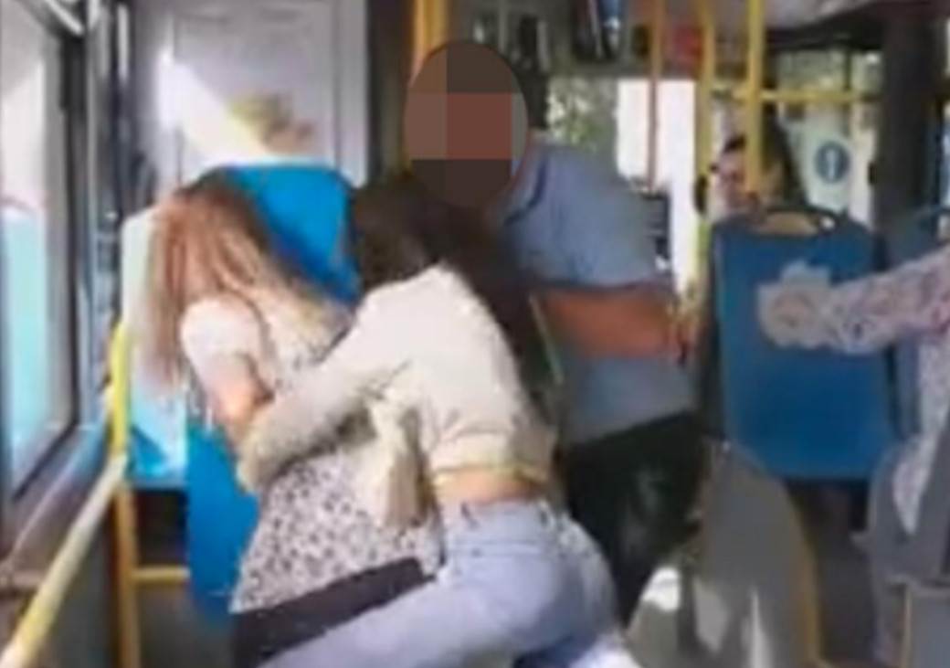  devojke se potukle u autobusu tuca video  