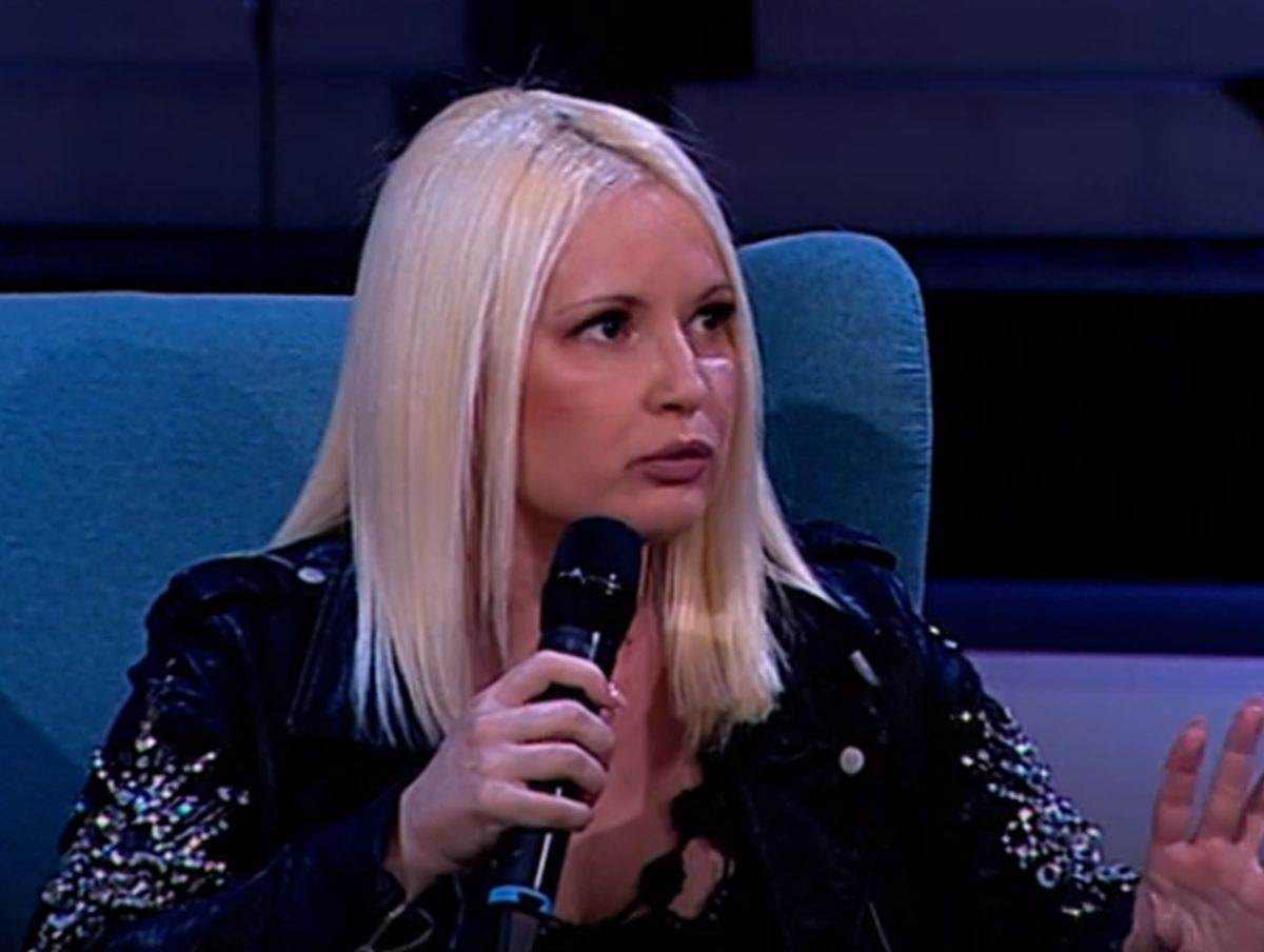  Maja Nikolić sa mikrofonom upala u bazen 