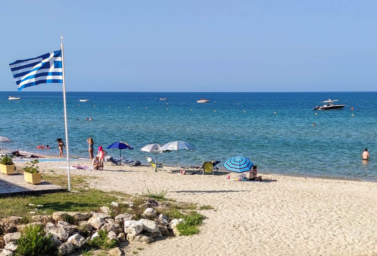  Mladić umro na plaži u Grčkoj 