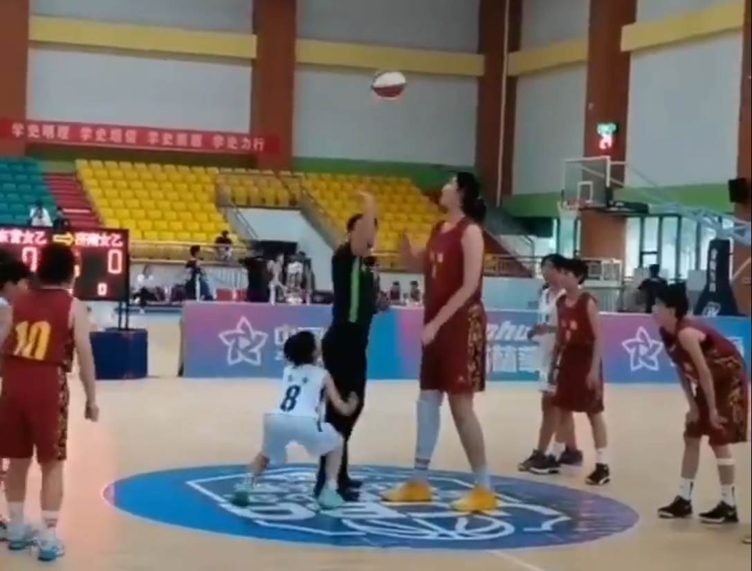  Kineska devojčica košarkašica visoka 224 centimetara VIDEO 