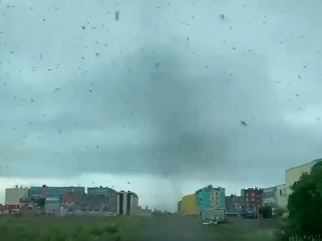  Uragan komaraca u Rusiji prekrio nebo 