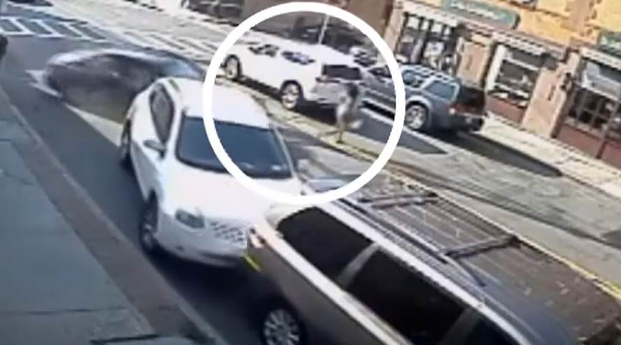  Akcija spasavanja bebe ispod automobila u Njujorku 