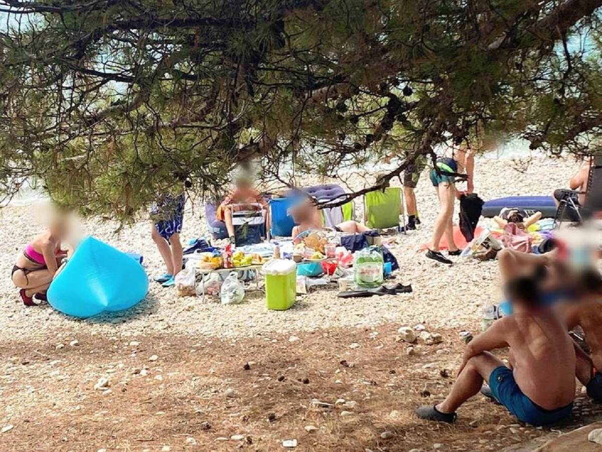  Porodica donela hranu na plažu u Hrvatskoj 