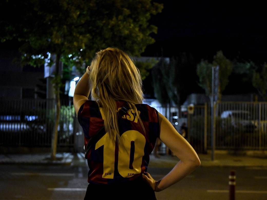  Lionel Mesi napušta Barselonu navijači prenoćili ispred stadiona 
