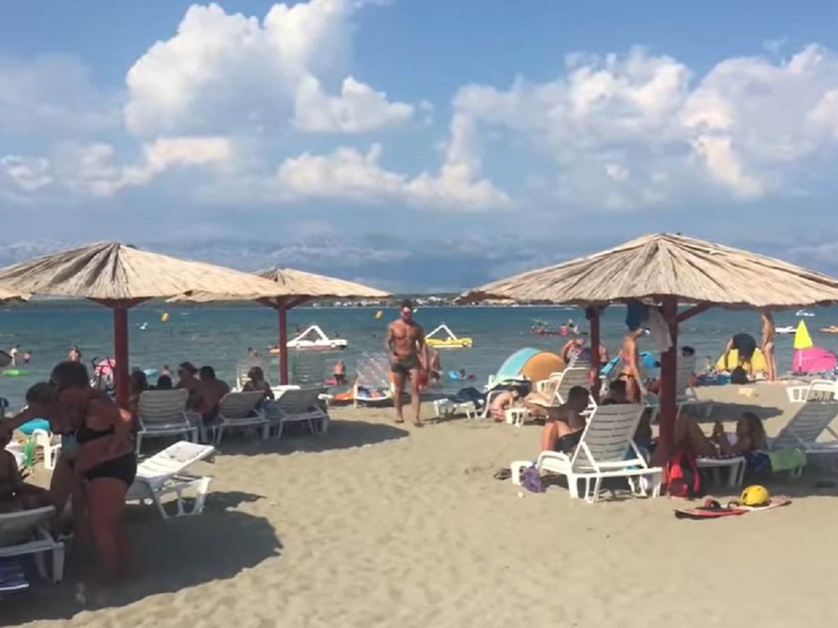  Slika sa hrvatske plaže ljudi poneli sto i stolice 