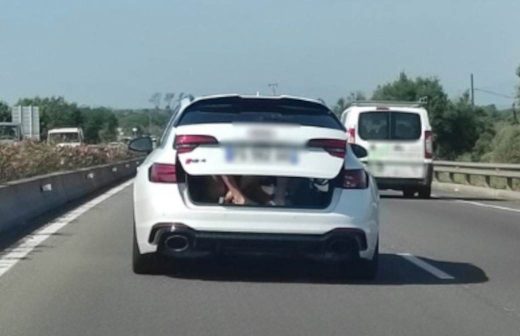  Vozio decu u gepeku auta u Španiji 
