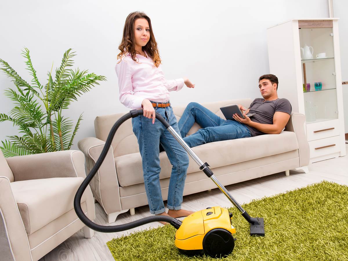 Žena pušta muža da igra igrice ako uradi kućne poslove 