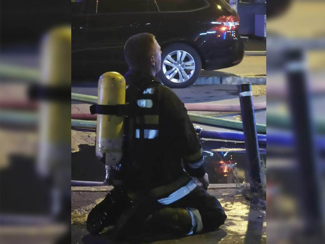  Ko je vatrogasac koji je pao na kolena gaseći požar na Novom Beogradu 