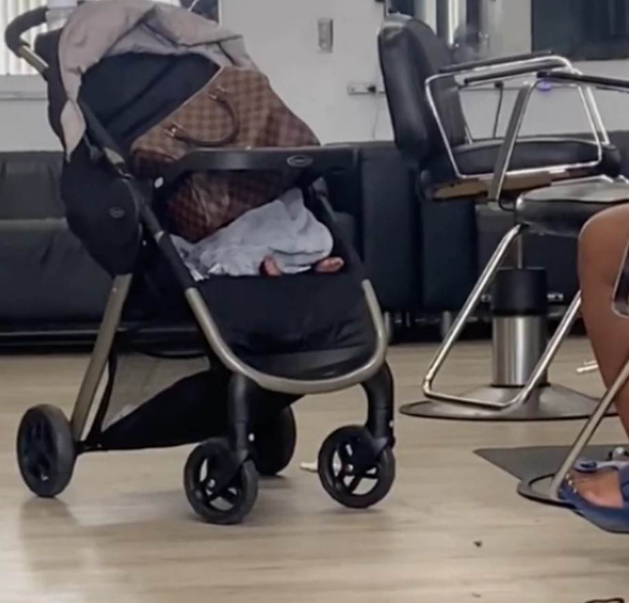 Majka stavila tašnu preko bebe u kolicima 
