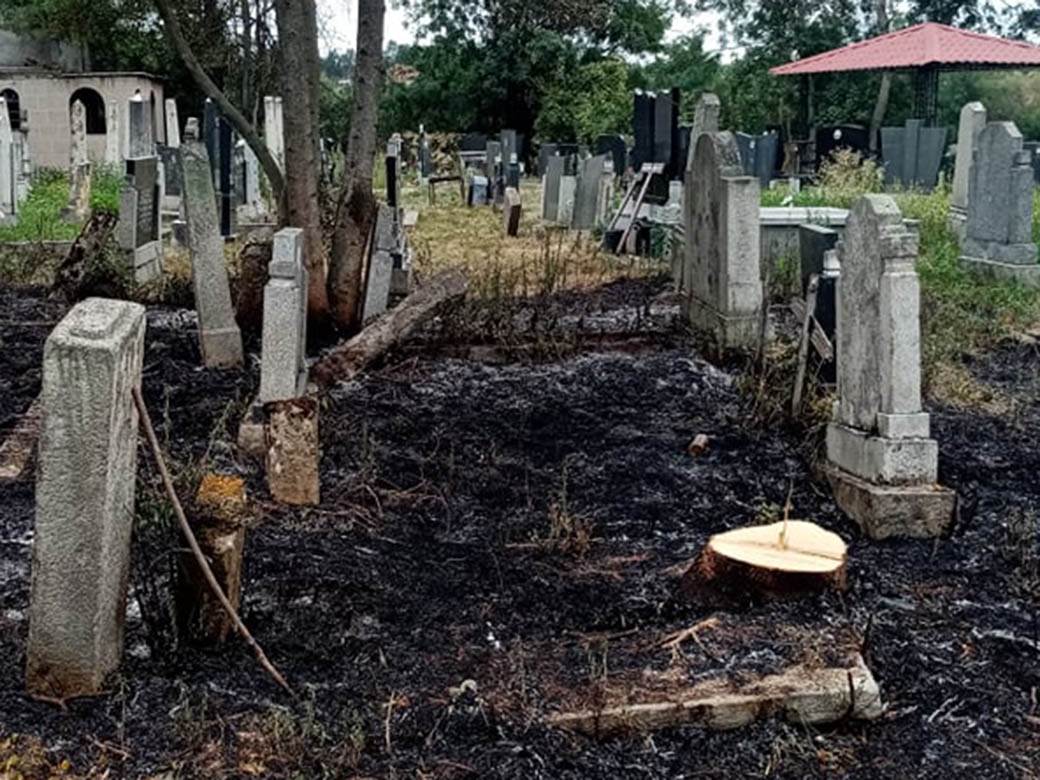  Zapalili groblje u selu kod Topole 