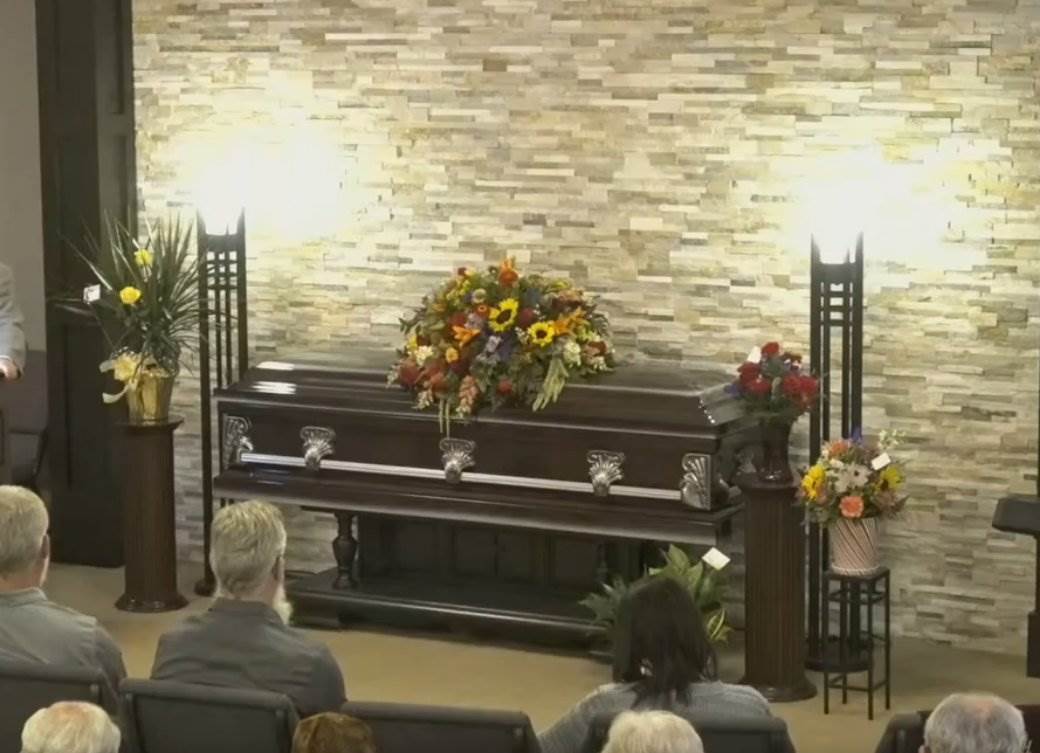 Žena krala s pokojnika na sahranama 