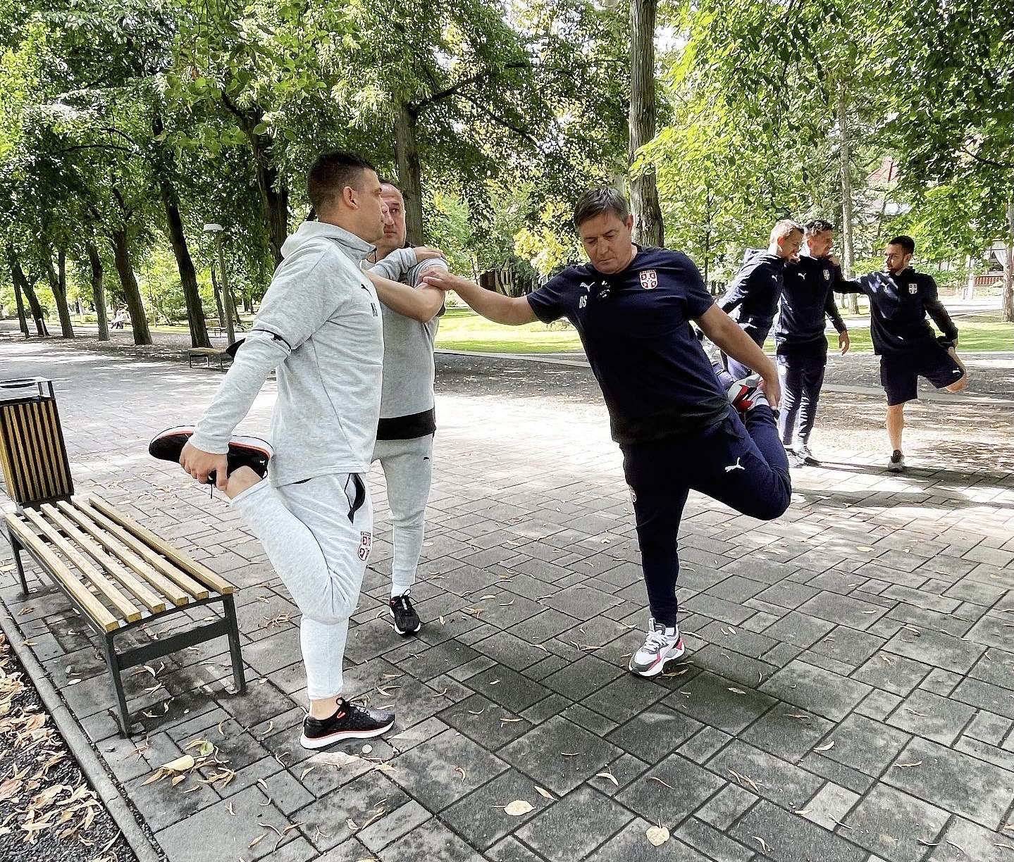  Fudbaleri Srbije i selektor vežbali u parku u Debrecinu 