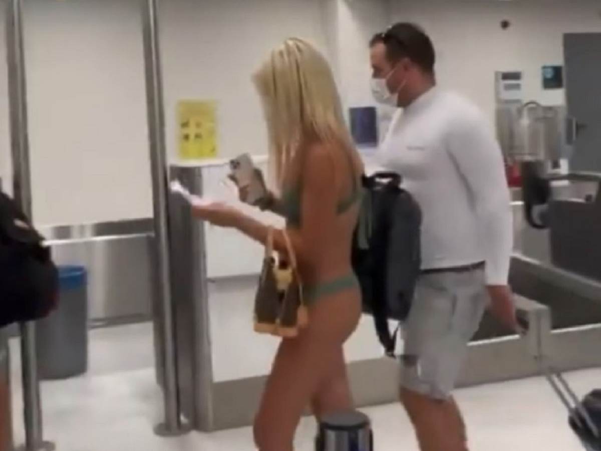  Devojka u bikiniju na aerodromu 