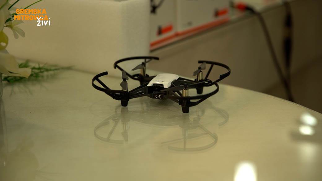  U Gradskoj kući u Sremskoj Mitrovici uručeni su prvi dronovi za đake u Srbiji 