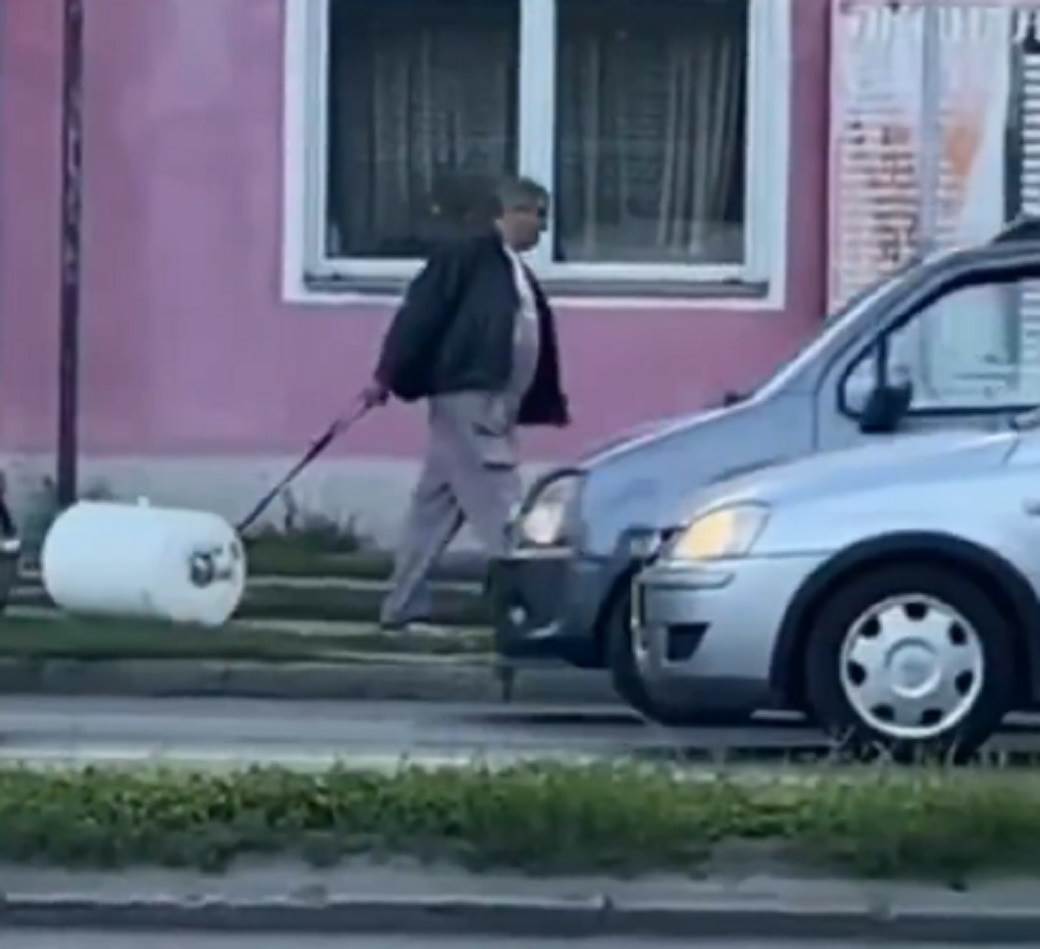  Čovek vodio bojler na povocu u Novom Sadu 