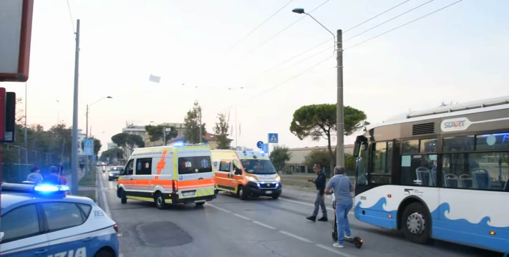  Policija i Hitna pomoć na lkicu mesta u Riminiju, Italija 
