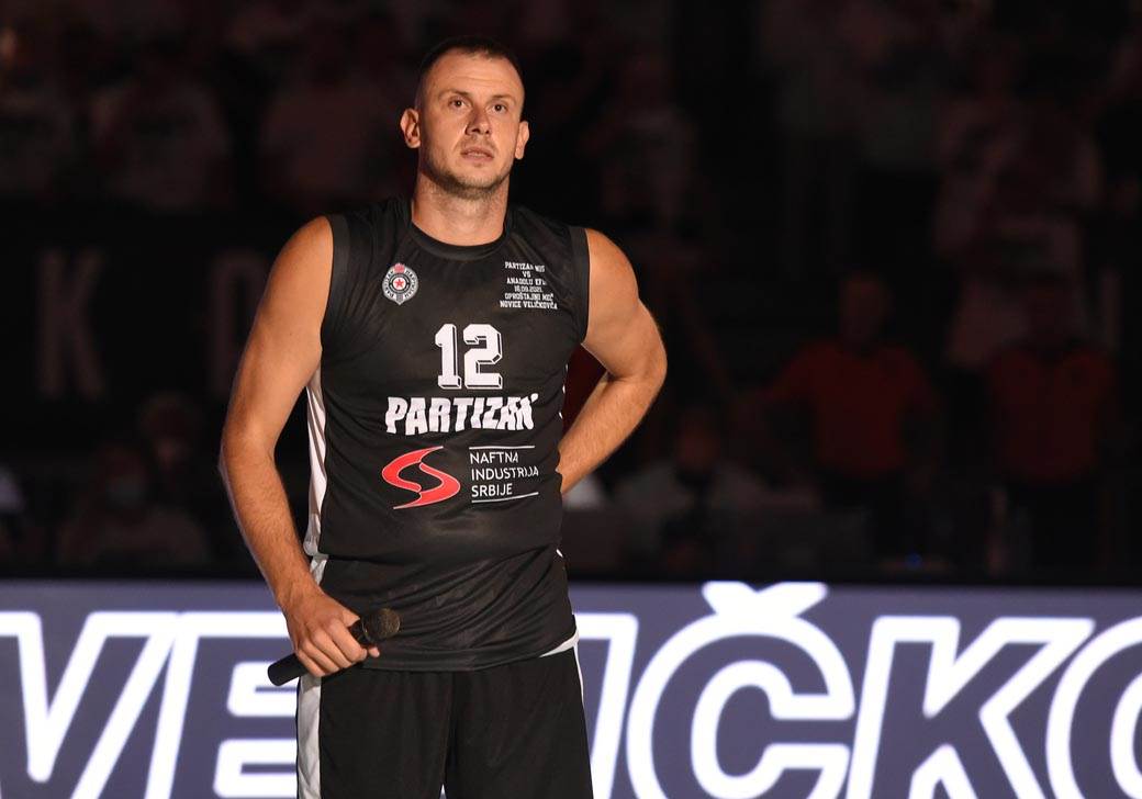  Novica Veličković završio karijeru na oproštajnoj utakmici Partizan Efes 