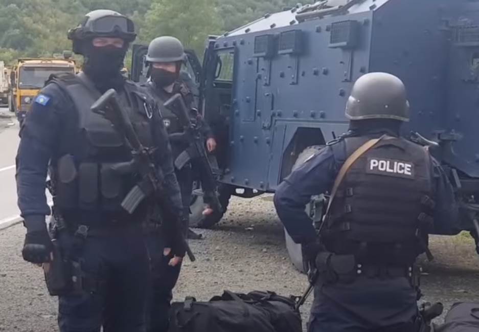  Nova smena kosovske policije na Jarinju Srbi dopremaju hranu i vodu 