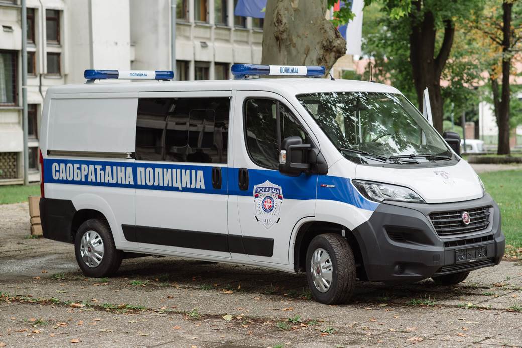  Gradonačelnik Bakić predao Policijskoj upravi u Subotici novo vozilo 