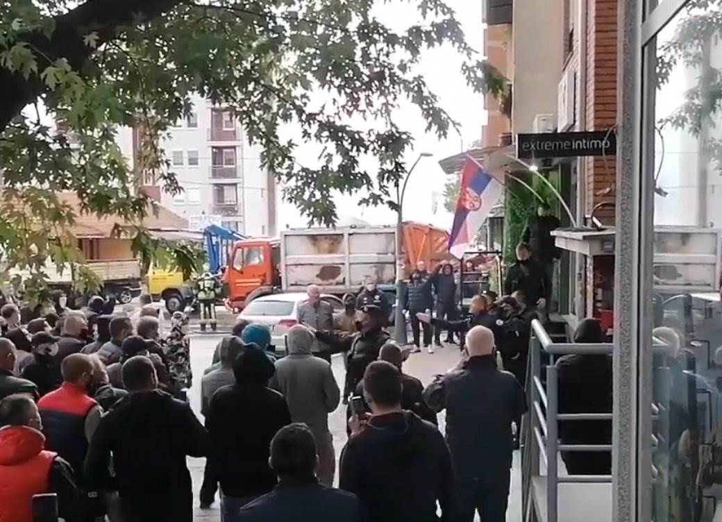  Srbi kamenicama na policiju u Kosovskoj Mitrovici 
