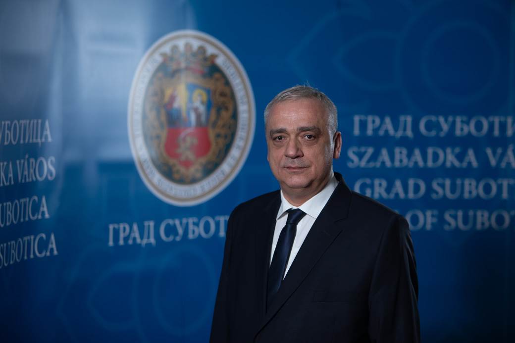  Gradonačelnik Subotice zaključuje da je Srbija i pesma zabranjena 