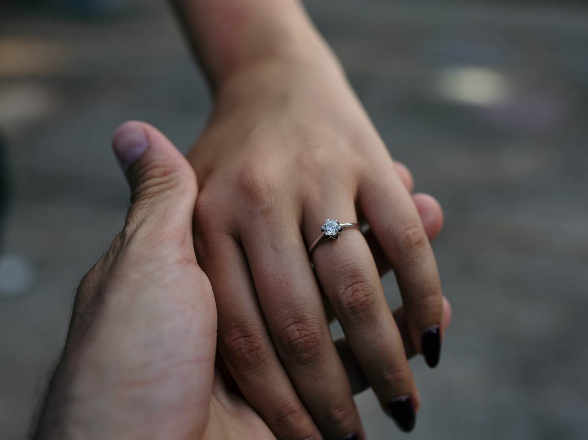  Mali verenički prsten ženi poplaveo prst 