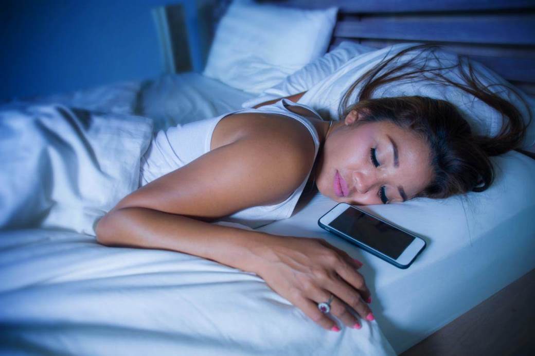 Čitanje vesti pre spavanja uzrokuje nesanicu 