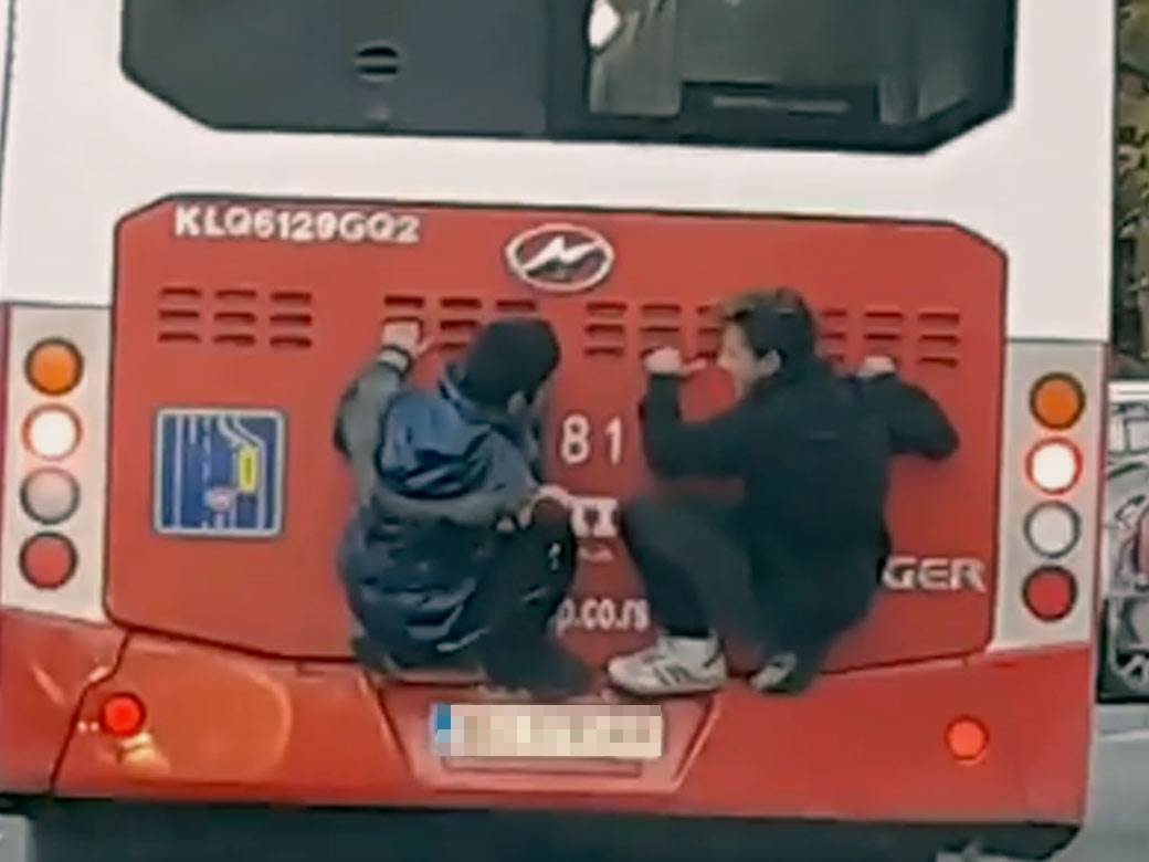  Dečaci se nakačili na autobus 