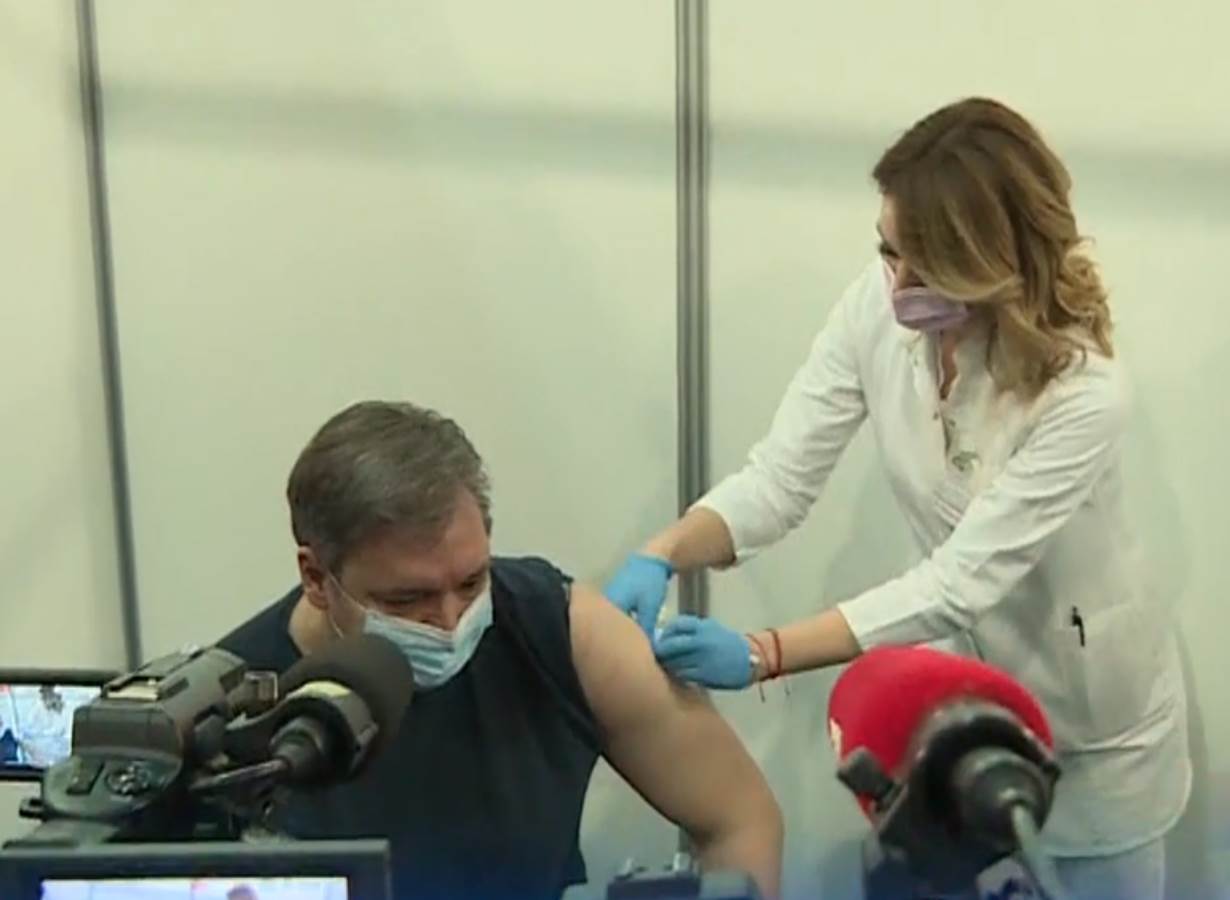  Aleksandar Vučić primio treću dozu vakcine 