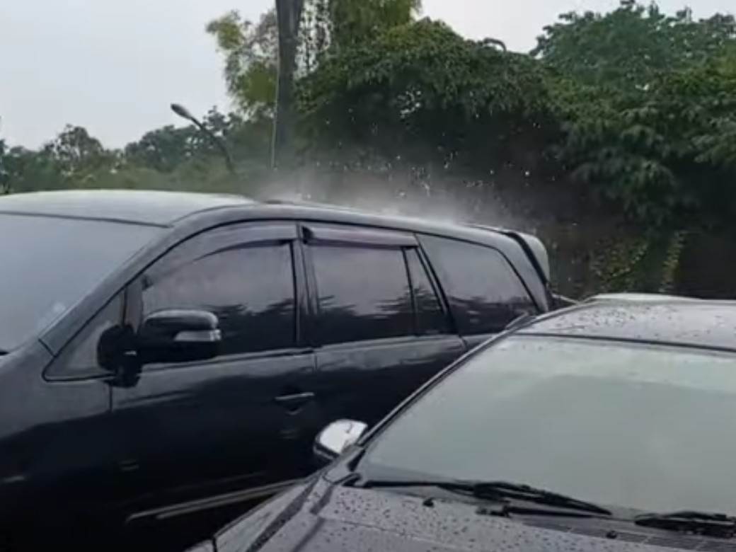  Kiša pada samo po jednom automobilu 