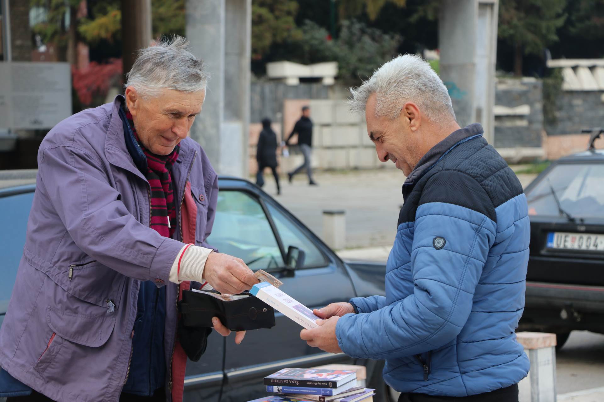  Profesor u penziji prodaje knjige na ulici 