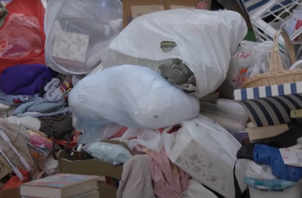  Preminuo muškarac koji je dovlačio smeće u stan 
