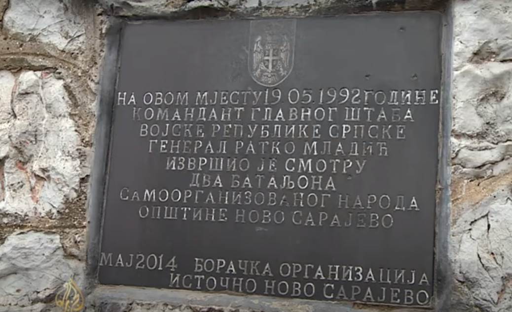  Bačena farba na spomen ploču Ratku Mladiću u Sarajevu 
