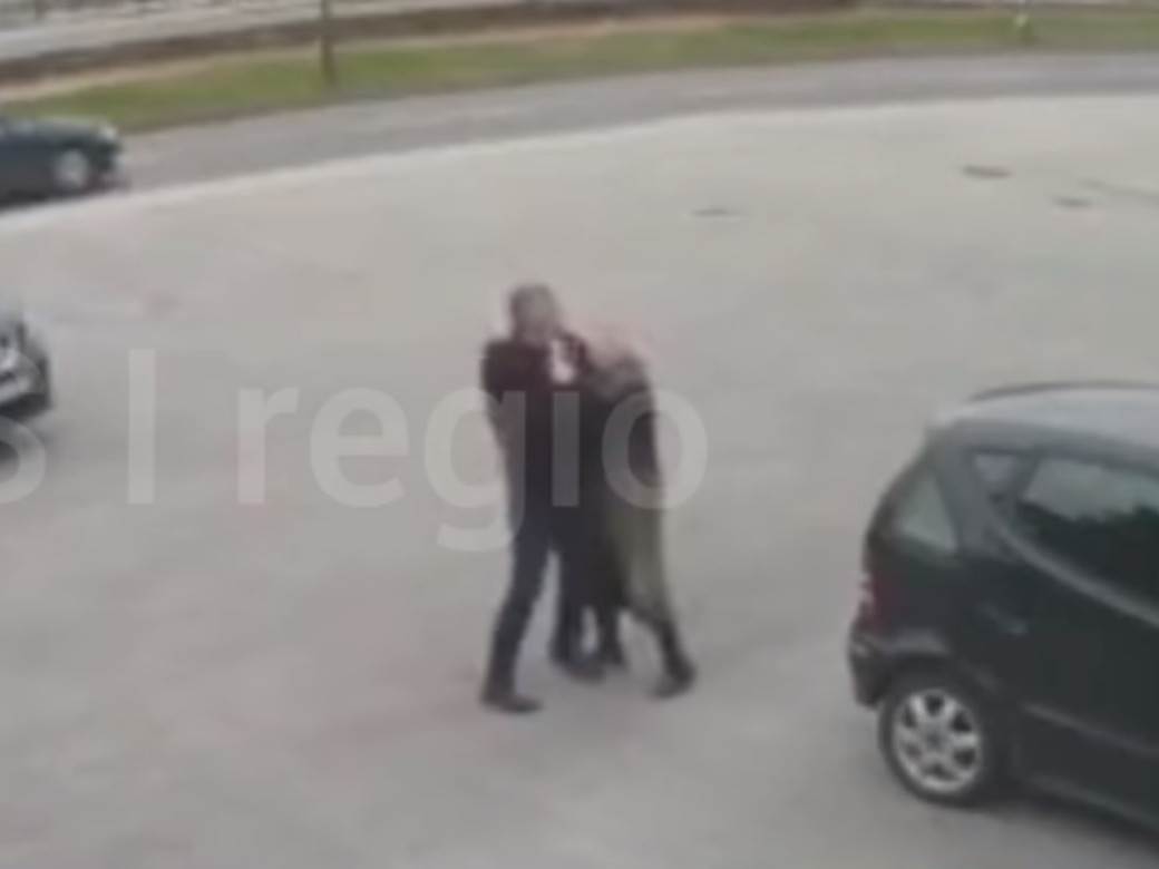  Žena tuče muškarca na parkingu 