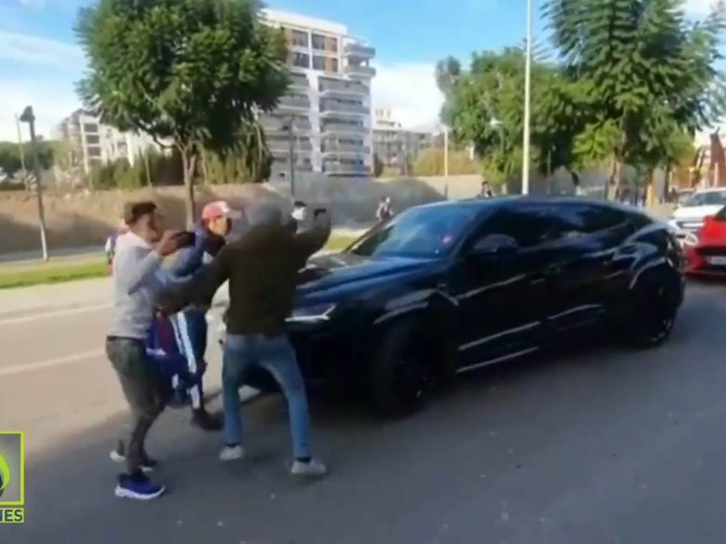Navijači zaustavili auto igrača Barselone 