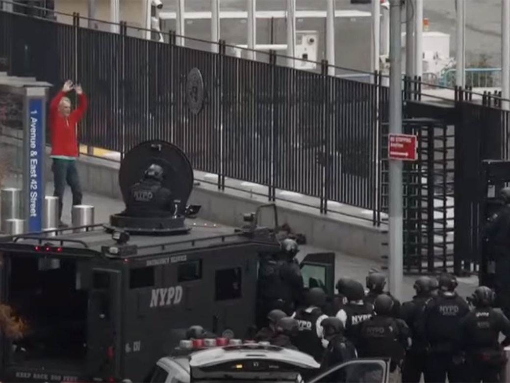 Snimak hapšenja naoružanog muškarca u Njujorku 