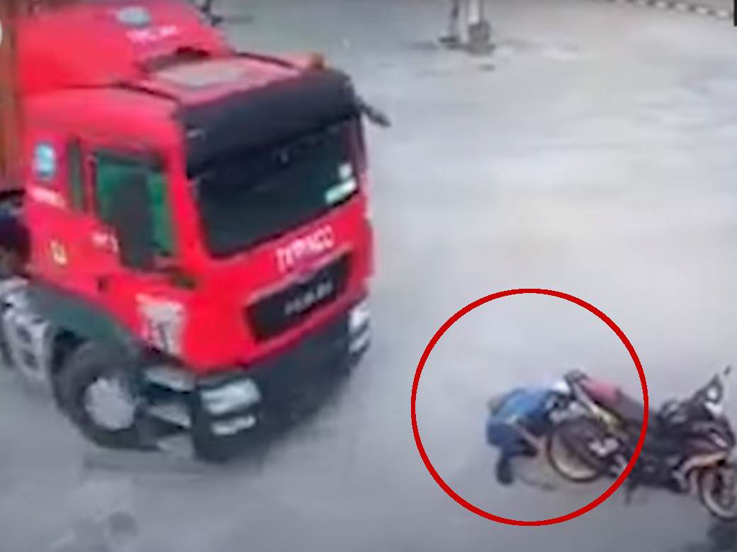  Kamion udario motorciklistu na pumpi 