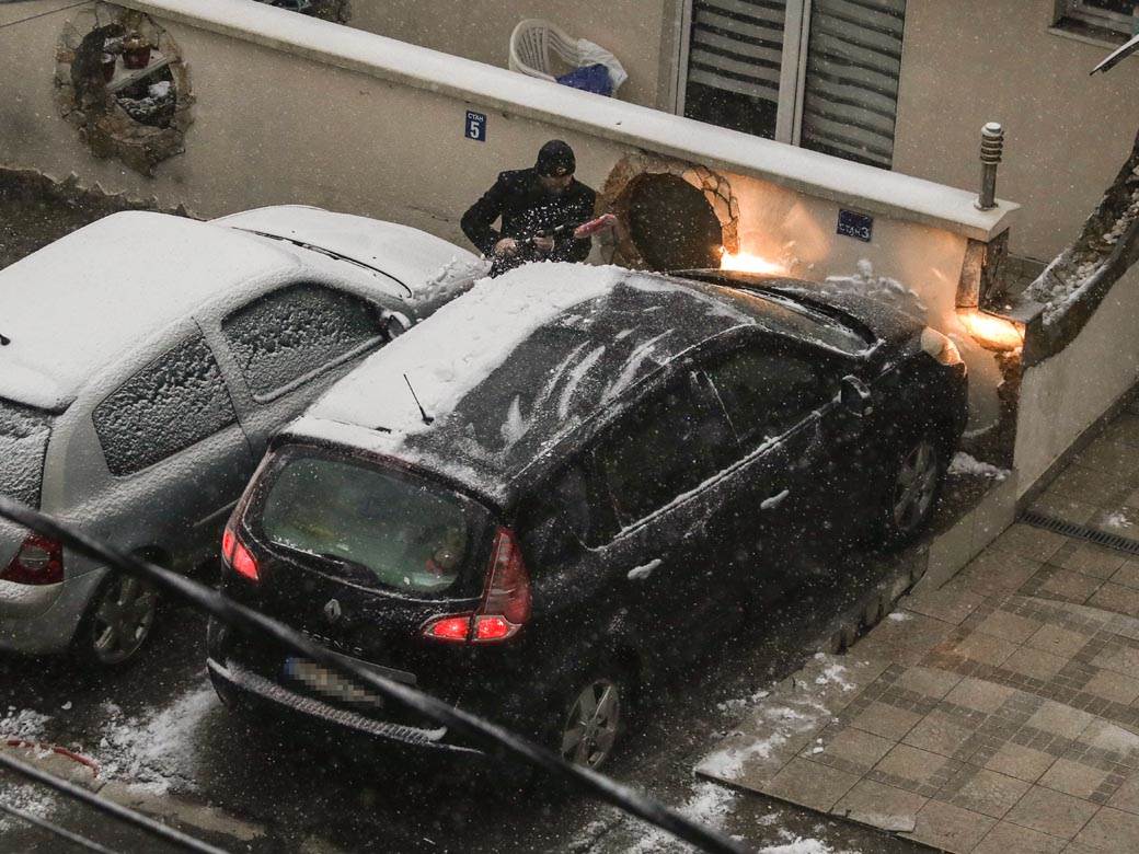  Očistite sneg sa krova vozila 