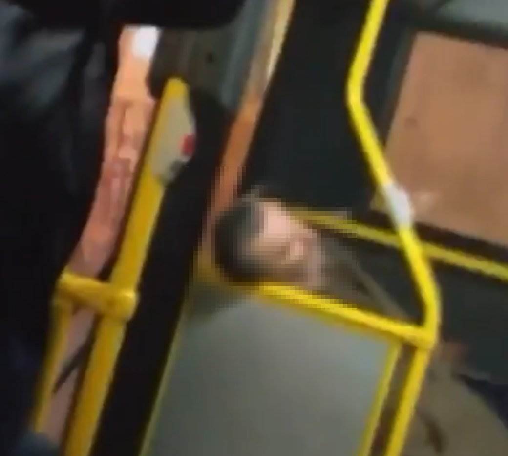 Snimak čoveka kako spava u autobusu 