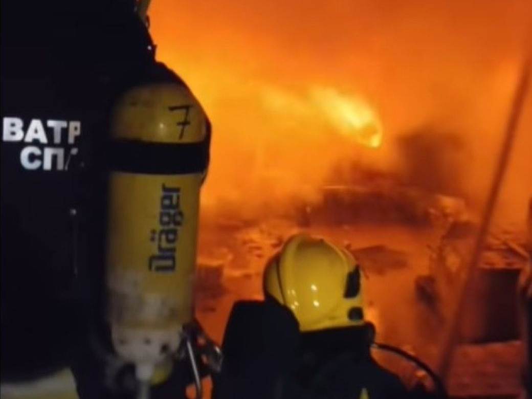 Vatrogasci gase požar u Novom Sadu 
