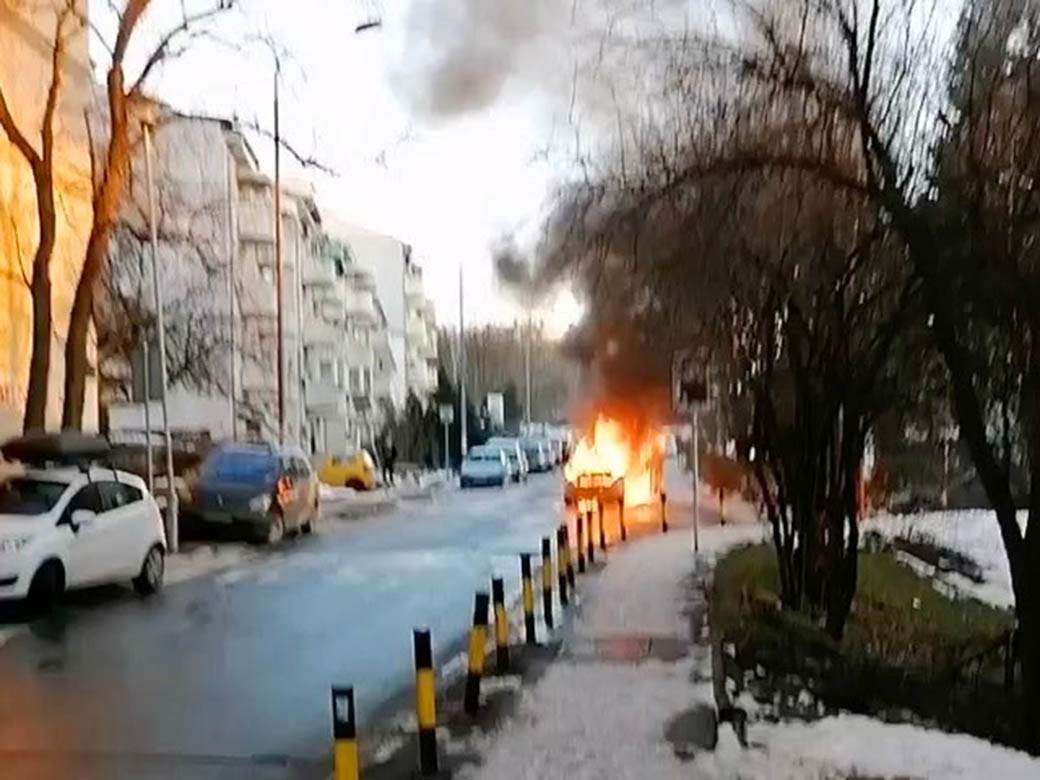  Zapalio se auto tokom vožnje na Miljakovcu 