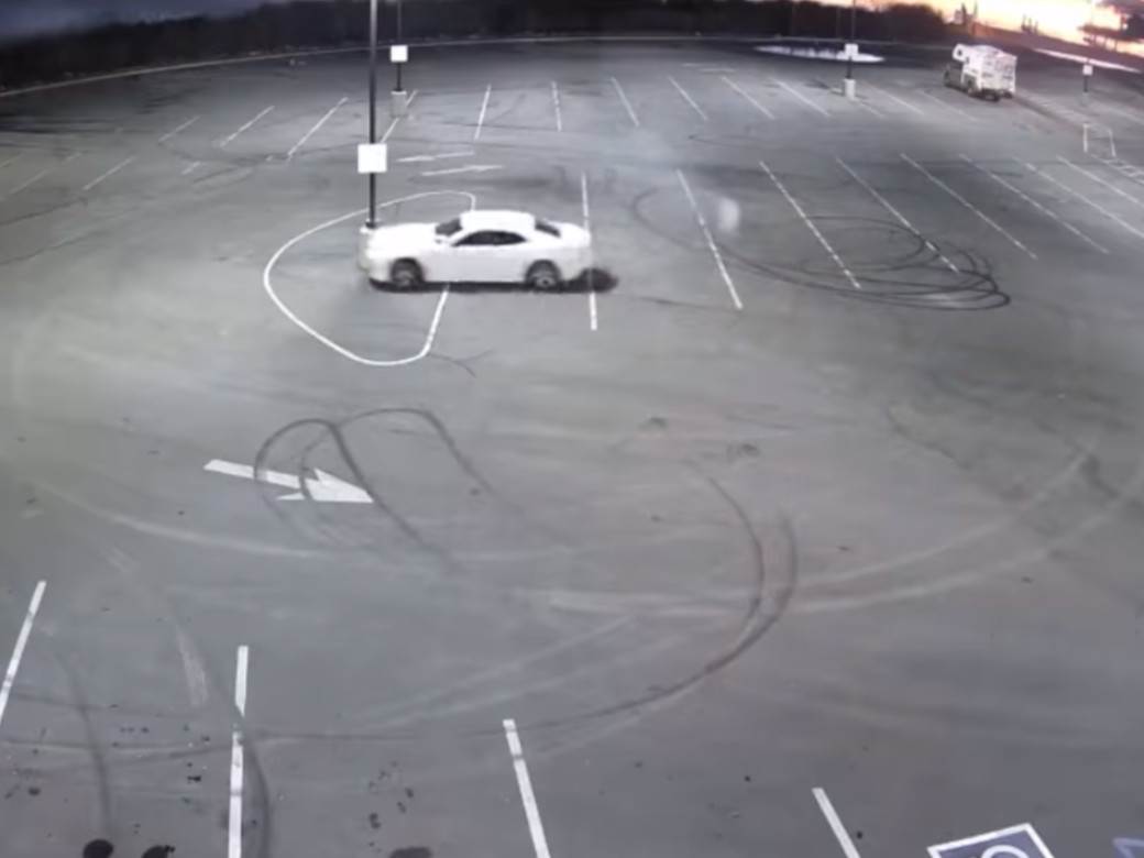  Slupao automobil na praznom parkingu 