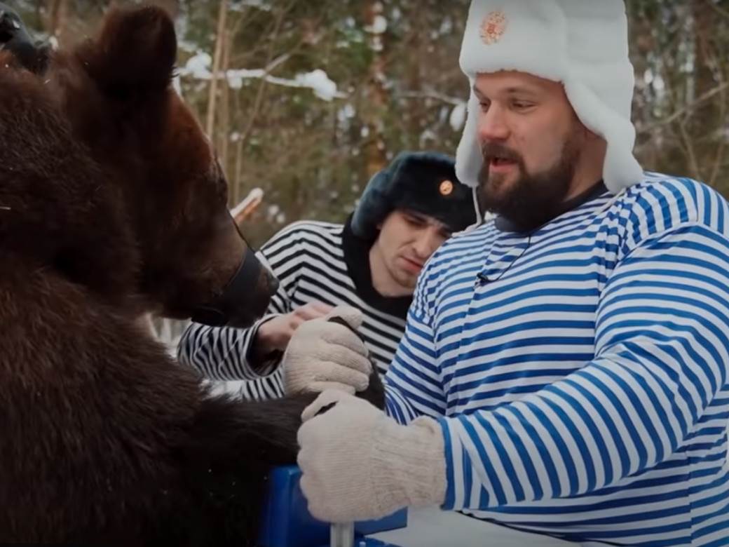  Obaraju ruke sa medvedom 