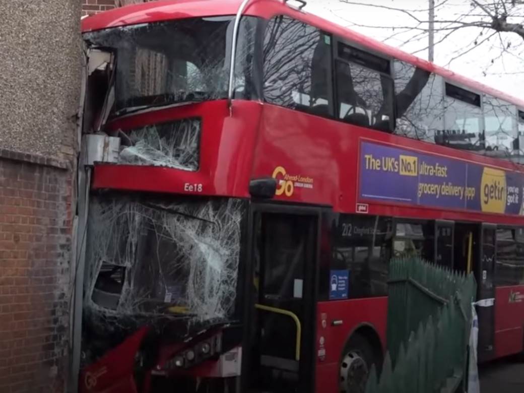  Autobus u Londonu udario u prodavnicu 