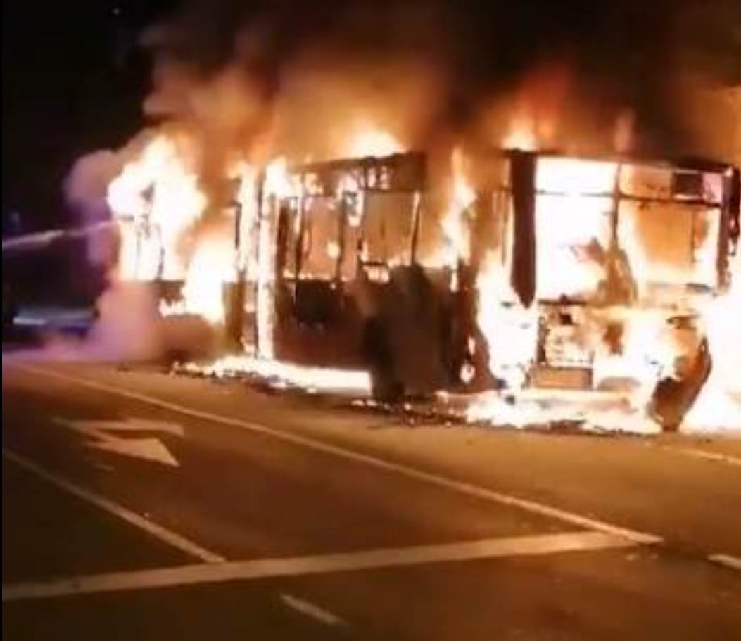  zapalio se autubus u zemunu pozar izgoreo bus sudar 