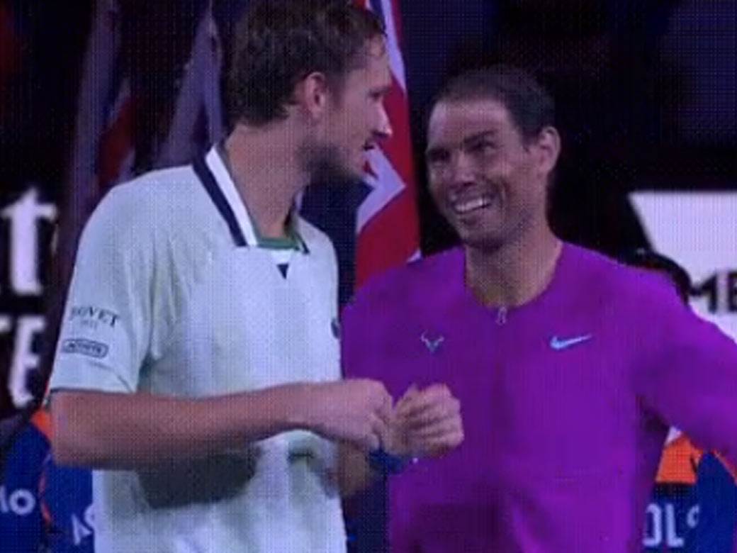  Rafael Nadal i Danil Medvedev se šale 