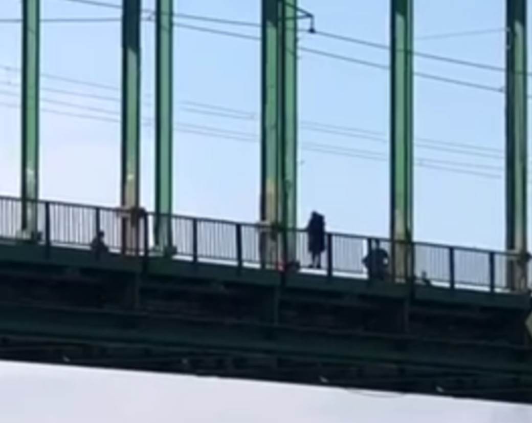  Žena pretila da će skočiti s mosta 