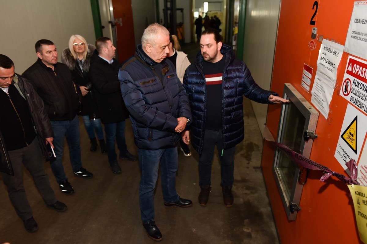  Ministar Nedimović pokrajinski sekretar Božić i gradonačelnik Bakić obišli porodičnu firmu Sufruit 