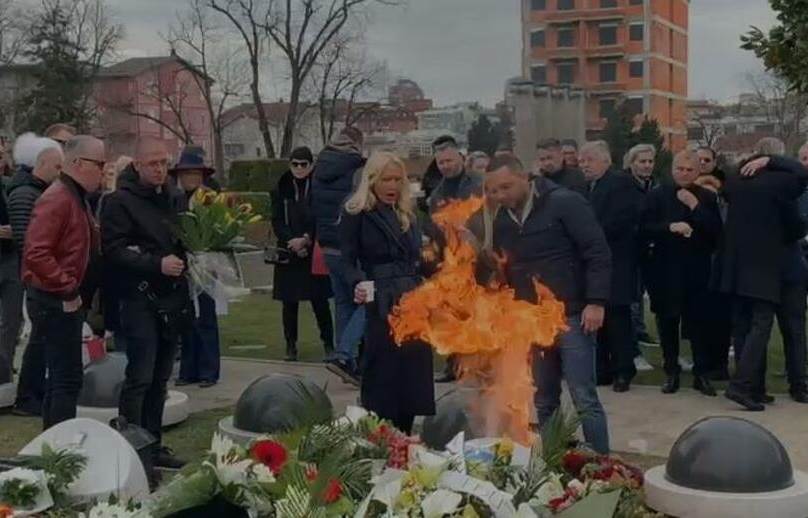  Šaban Šaulić zapalio se venac na pomenu 